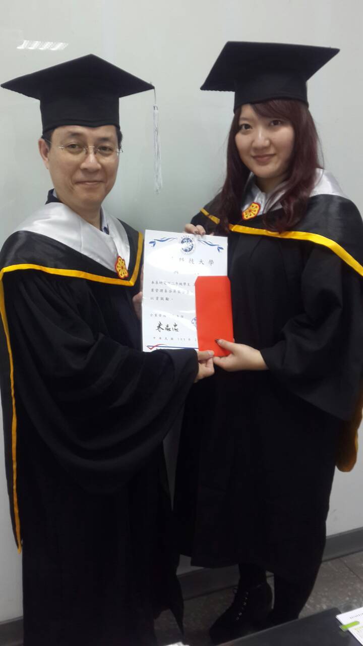 主任與學生著畢業學士服拿奬學金照片(同學為右邊女生)